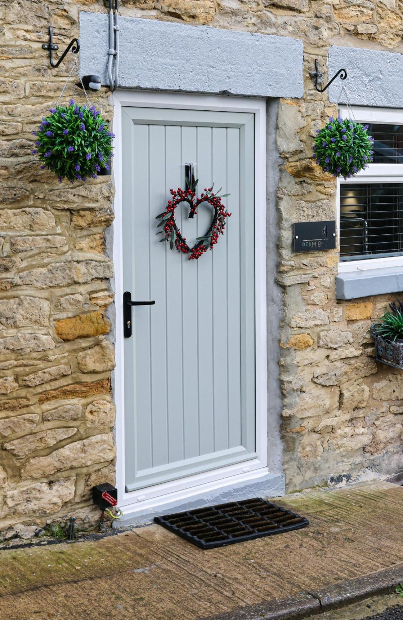 Beam End Snainton - Modern 2-Bedroom Stone Cottage ภายนอก รูปภาพ